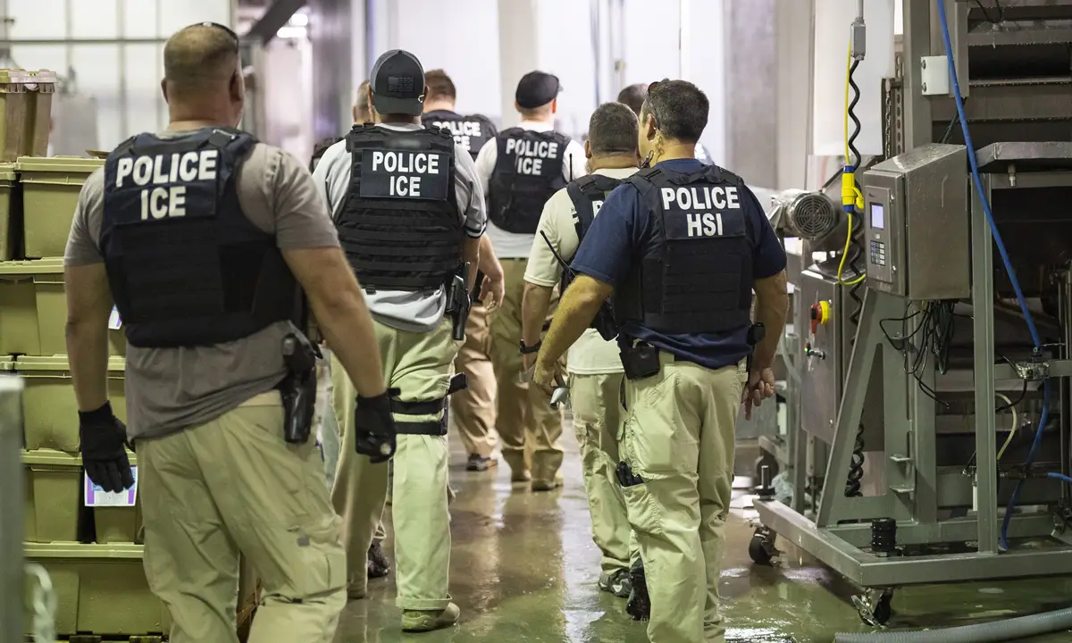 ICE sob Fogo Cruzado: Reportagem Revela Uso de Estrangulamentos Proibidos e Prisão de Cidadãos Americanos