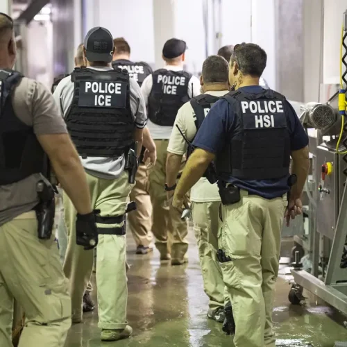 ICE sob Fogo Cruzado: Reportagem Revela Uso de Estrangulamentos Proibidos e Prisão de Cidadãos Americanos