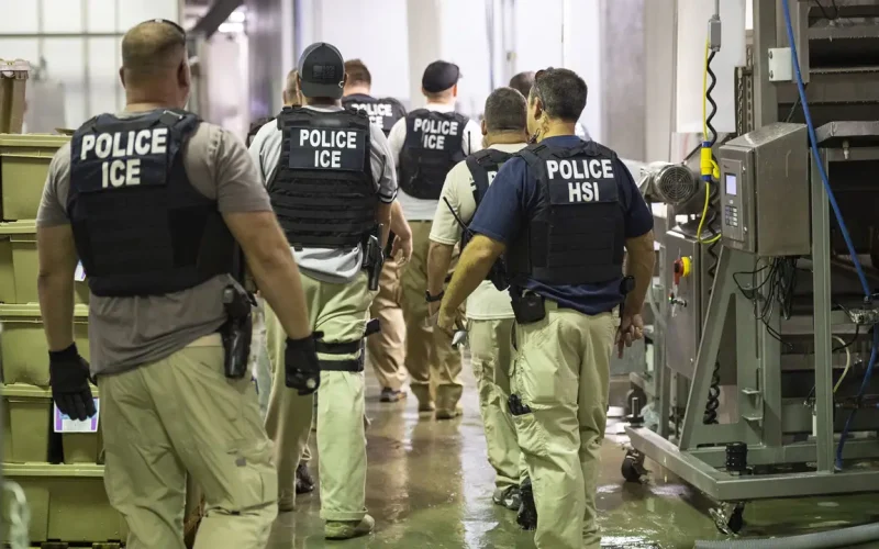 ICE sob Fogo Cruzado: Reportagem Revela Uso de Estrangulamentos Proibidos e Prisão de Cidadãos Americanos