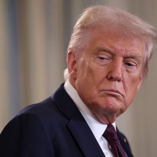 Parlamento Europeu deve congelar acordo comercial com EUA em retaliação às ameaças de Trump